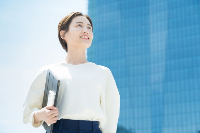 空を見上げるOL