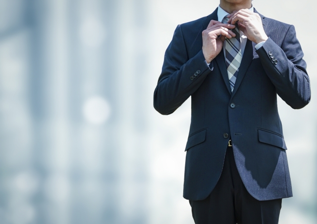 ネクタイと気持ちを引き締めるビジネスマン