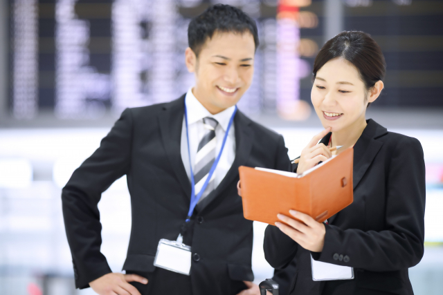 いい噂を目にして喜ぶ同僚