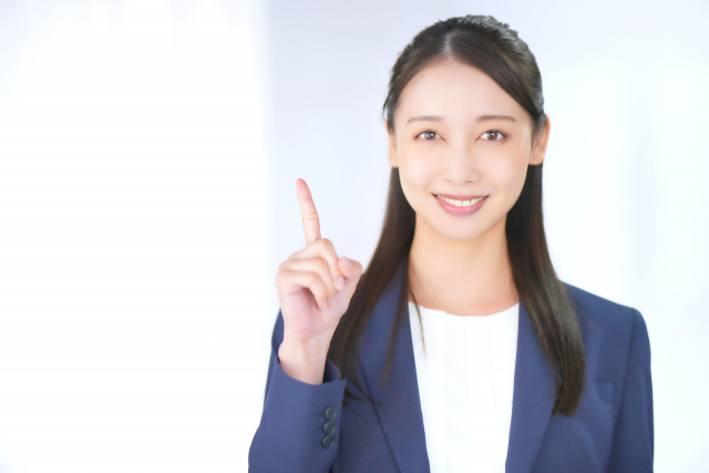 検討しましょう、と提案する女性