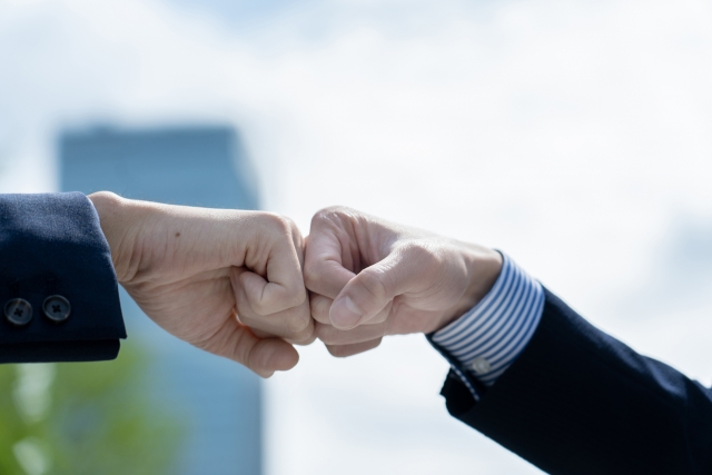 喜びのグータッチ