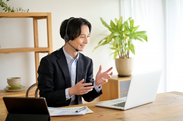 話している男性